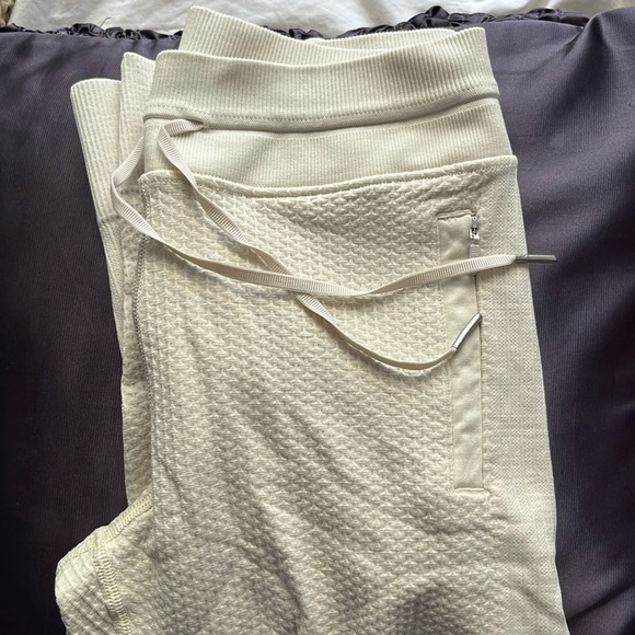Lululemon Engineered warmth jogger - Picture 3 of 3